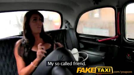 Грудастая пассажирка классно раздвигает ноги