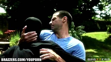 Влюбленная парочка отбила атаку бандитов после чего занялась сексом