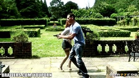 Влюбленная парочка отбила атаку бандитов после чего занялась сексом