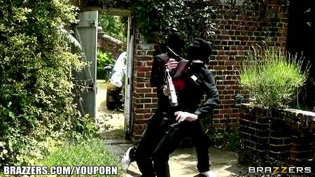 Влюбленная парочка отбила атаку бандитов после чего занялась сексом