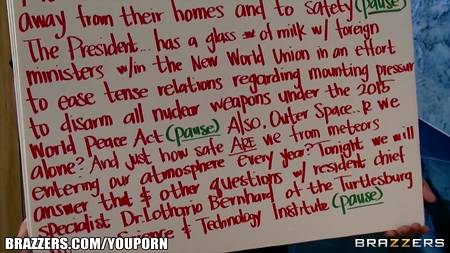 Симпатичная телеведущая отдалась во время эфира