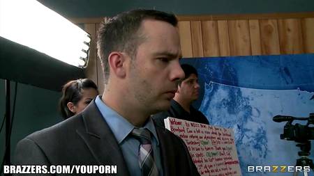 Симпатичная телеведущая отдалась во время эфира