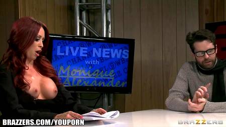 Симпатичная телеведущая отдалась во время эфира