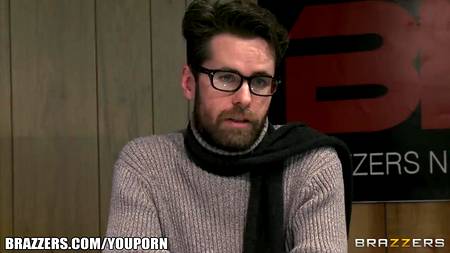 Симпатичная телеведущая отдалась во время эфира