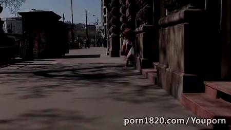 У молодой шалавы гостеприимные дырки