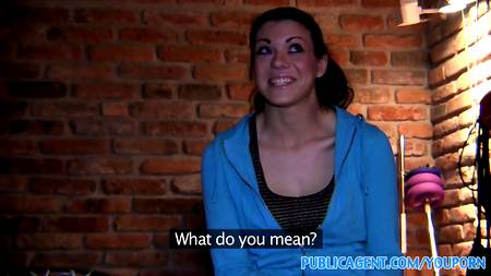 Растянул толстым членом волосатую щель жопастой нимфы