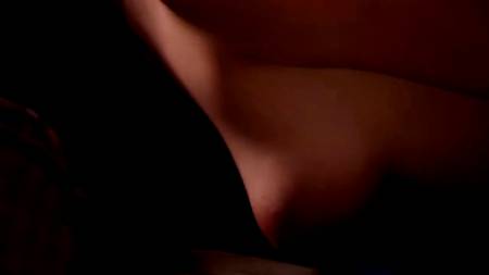 Блондинка получает работу, ублажая большой член мужика