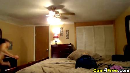 Красотка в масле оседлала искусственный член и кончила