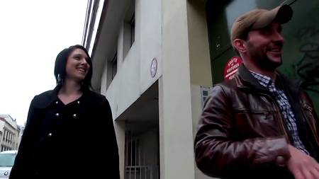 Толстый член грубо проник в задний проход девочки