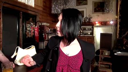 Толстый член грубо проник в задний проход девочки