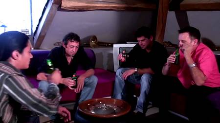 Компания мужиков трахнула француженку во все дырки