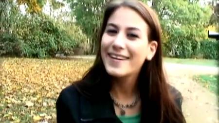 Шлюшка трахается в парке за деньги