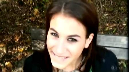 Шлюшка трахается в парке за деньги