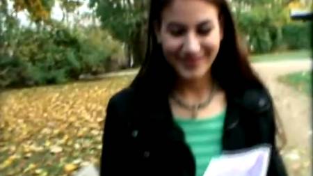 Шлюшка трахается в парке за деньги