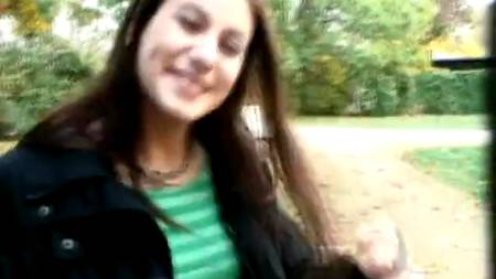 Шлюшка трахается в парке за деньги