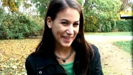 Шлюшка трахается в парке за деньги