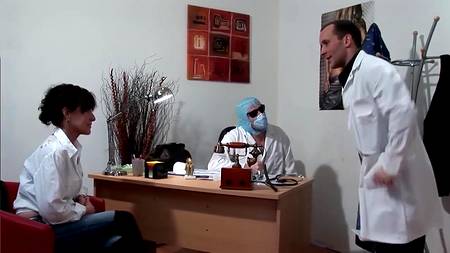 Зрелая дама на медицинском осмотре