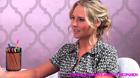 Грудастая девушка переспала с новой женщиной-начальником