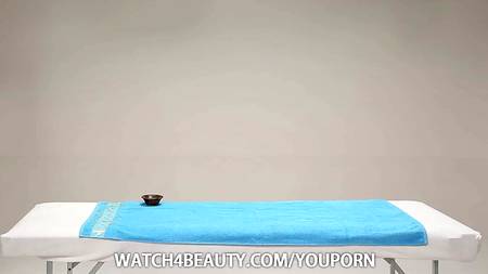 Девочка массирует девочку