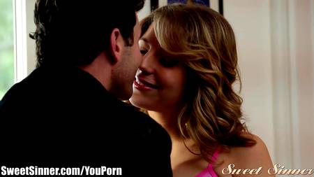 Кучерявый электрик балуется в кровати с аппетитно клиенткой