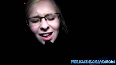 Завел блондинку в кусты и трахнул раком