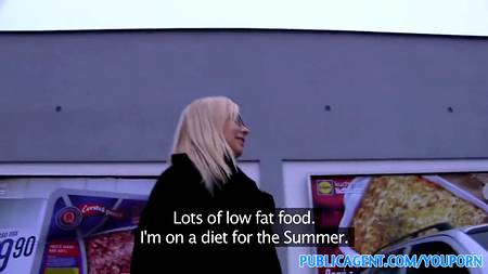 Завел блондинку в кусты и трахнул раком