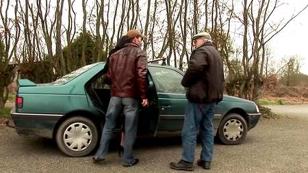 Двое прут прекрасную незнакомку