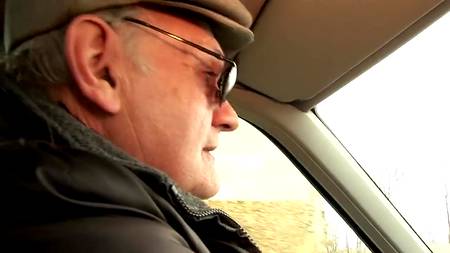 Двое прут прекрасную незнакомку