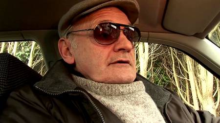 Двое прут прекрасную незнакомку