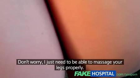 Мужественный доктор осматривает членом пилотку пациентки