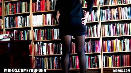 Брюнетка скрасила с коллегой тяжелый рабочий день