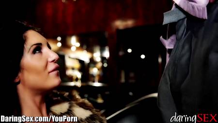 Бизнесмен приехал в бордель и пошалил с проституткой