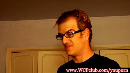 Роскошная блондинка приятно проводит время с негром