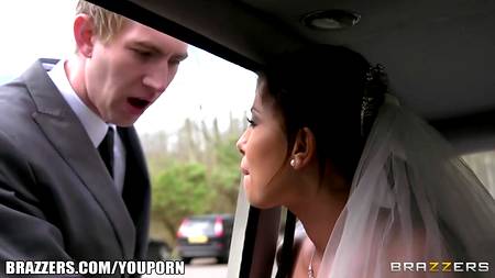 Оттрахал в жопу чужую невесту