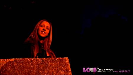 Красотка познакомилась с опытным пикапером поздно вечером