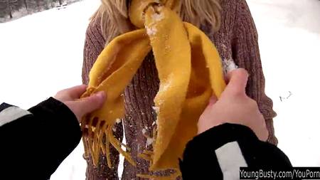 Влюбленная парочка зимним днем согрелась при помощи секса