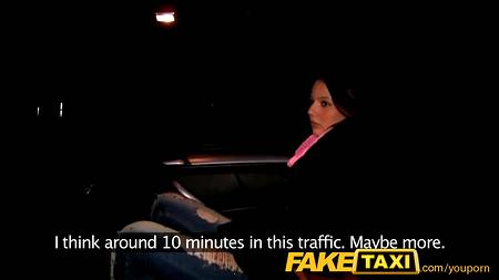 Возбужденная милашка порется с таксистом