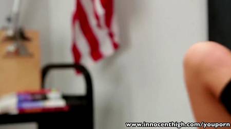 Преподаватель проучил членом студентку за курение травки