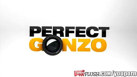 Засунула две руки себе в вагину