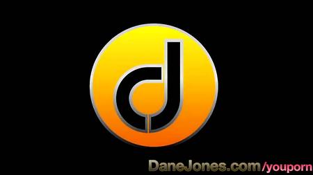 Прекрасная брюнетка стонет от каждого движения члена