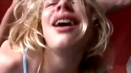 Блондинке от анальной ебли больно и приятно