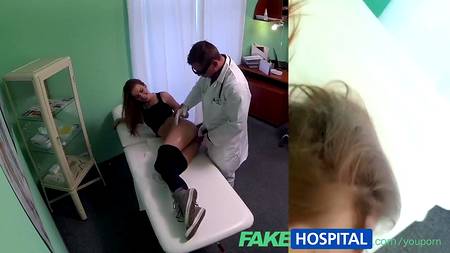 Скромная студентка достигла оргазма в кабинете доктора