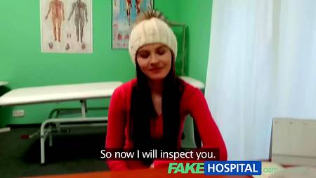 Худенькая пациента получила большой член доктора в ротик