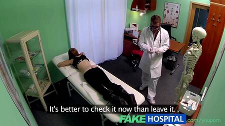 Худенькая пациента получила большой член доктора в ротик