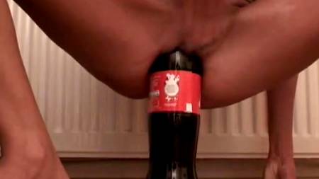 Стройная девочка натягивает свою киску на бутылки