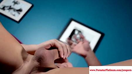 Большие сиськи дамы возбудили спортивного мужчину