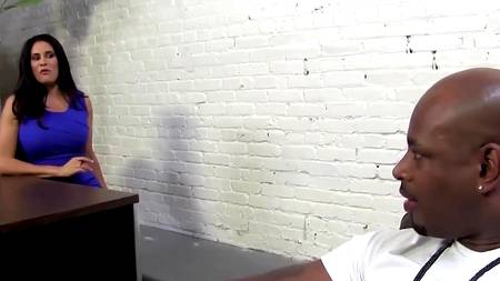 Черный жеребец удовлетворил сразу двух офисных шлюх