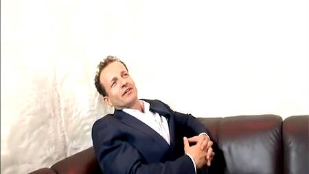 Начальник вместе с другом ебет худенькую стажерку