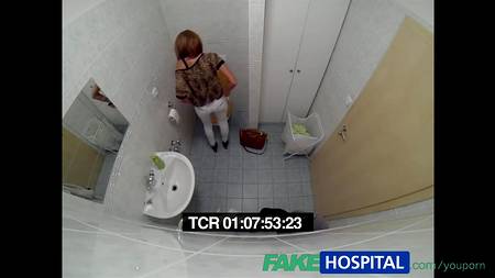 Врач профессионально расслабляет пациентку во время секса