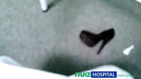 Врач профессионально расслабляет пациентку во время секса